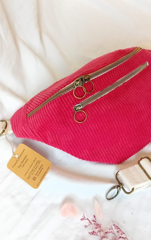 Sac banane XL velours côtelé. Détail bouclerie
