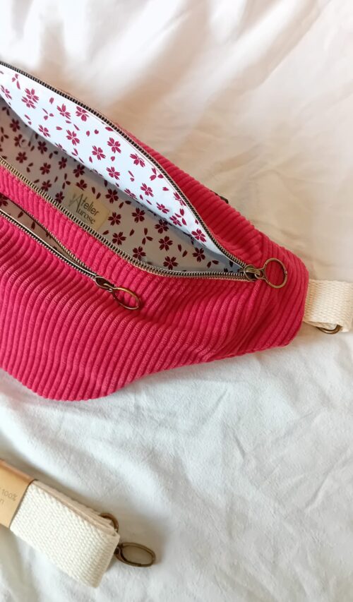 Sac banane XL velours côtelé rouge autre angle de vue.