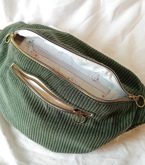 Sac banane XL vert en velours côtelé, grand compartiment principal, poche zippée extérieure, compartiment intérieur, sangle coton, fabrication artisanale fait main.