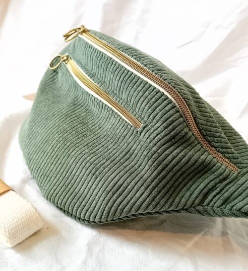 Sac banane XL vert en velours côtelé, grand compartiment principal, poche zippée extérieure, compartiment intérieur, sangle coton, fabrication artisanale fait main.