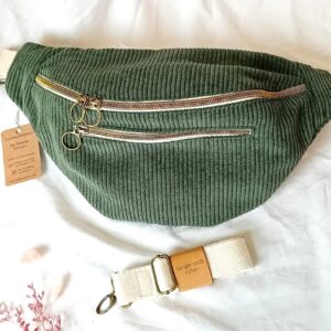 Sac banane XL vert en velours côtelé, grand compartiment principal, poche zippée extérieure, compartiment intérieur, sangle coton, fabrication artisanale fait main.