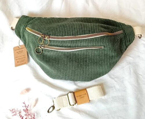Sac banane XL vert en velours côtelé, grand compartiment principal, poche zippée extérieure, compartiment intérieur, sangle coton, fabrication artisanale fait main.