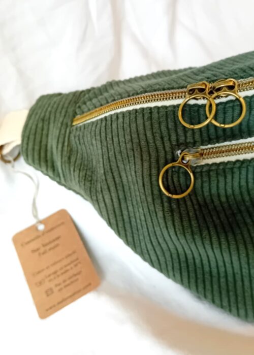 Sac banane XL vert en velours côtelé, grand compartiment principal, poche zippée extérieure, compartiment intérieur, sangle coton, fabrication artisanale fait main.