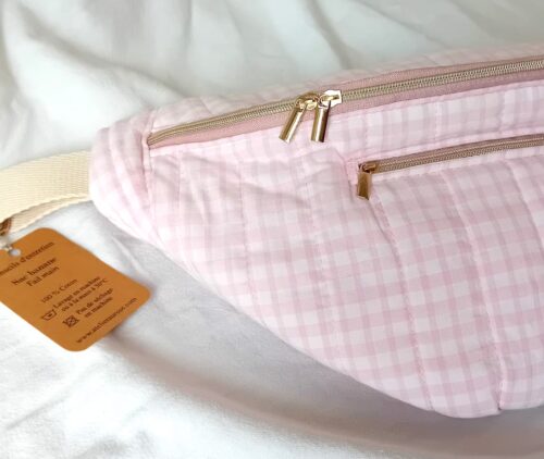 Sac banane XL en coton vichy rose, grand compartiment principal, poche zippée extérieure, compartiment intérieur, sangle coton, fabrication artisanale fait main.
