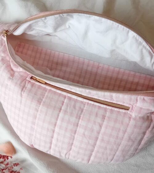 Sac banane XL en coton vichy rose, grand compartiment principal, poche zippée extérieure, compartiment intérieur, sangle coton, fabrication artisanale fait main.