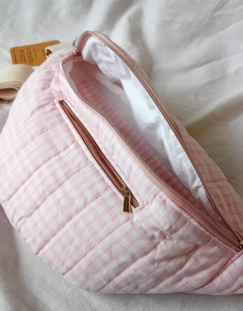 Sac banane XL en coton vichy rose, grand compartiment principal, poche zippée extérieure, compartiment intérieur, sangle coton, fabrication artisanale fait main.
