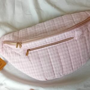 Sac banane XL en coton vichy rose, grand compartiment principal, poche zippée extérieure, compartiment intérieur, sangle coton, fabrication artisanale fait main.