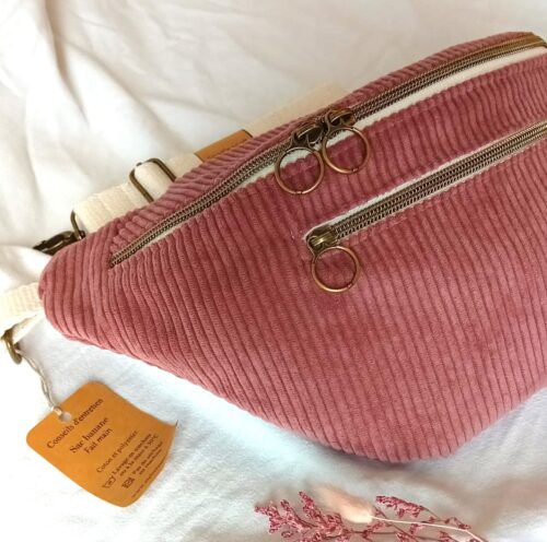 Sac banane XL en velours côtelé, grand compartiment principal, poche zippée extérieure, compartiment intérieur, sangle coton, fabrication artisanale fait main.