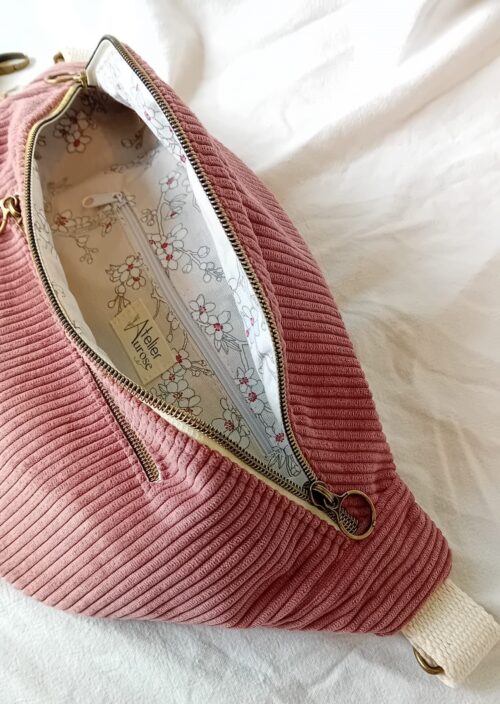 Sac banane XL en velours côtelé, grand compartiment principal, poche zippée extérieure, compartiment intérieur, sangle coton, fabrication artisanale fait main.