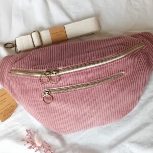 Sac banane XL en velours côtelé, grand compartiment principal, poche zippée extérieure, compartiment intérieur, sangle coton, fabrication artisanale fait main.