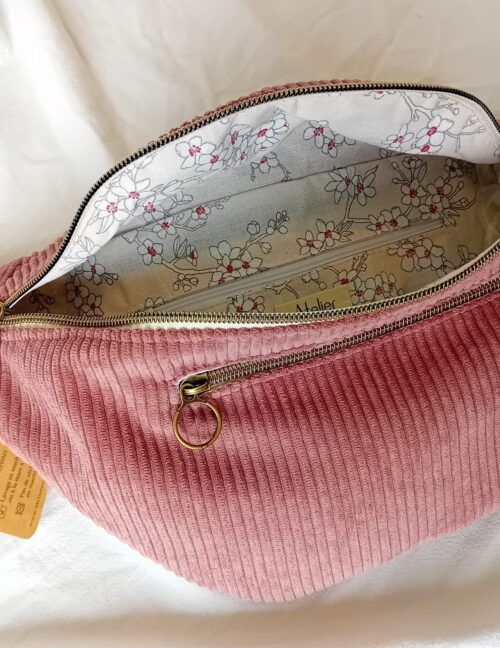 Sac banane XL en velours côtelé, grand compartiment principal, poche zippée extérieure, compartiment intérieur, sangle coton, fabrication artisanale fait main.