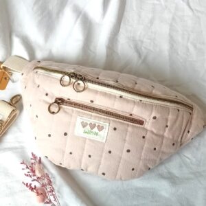 Sac banane XL en coton beige à pois, grand compartiment principal, poche zippée extérieure, compartiment intérieur, sangle coton, fabrication artisanale fait main.