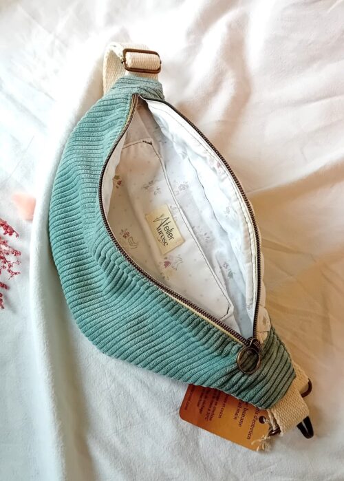 Sac banane bleu tendre, compartiment principal, compartiment intérieur, sangle coton, fabrication artisanale fait main.