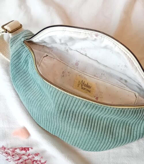 Sac banane bleu tendre, compartiment principal, compartiment intérieur, sangle coton, fabrication artisanale fait main.