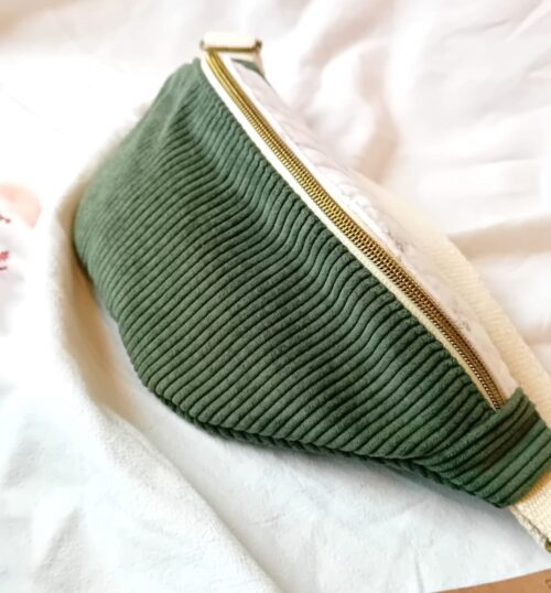 Sac banane vert et blanc, en velours côtelé et coton, un grand compartiment et une poche à l'intérieur, sangle en coton. Fait à la main, artisanal.