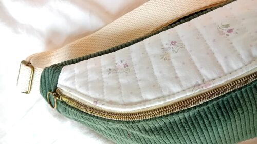 Sac banane vert et blanc, en velours côtelé et coton, un grand compartiment et une poche à l'intérieur, sangle en coton. Fait à la main, artisanal.