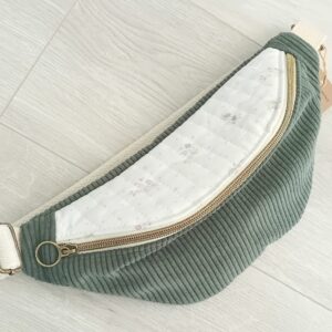 Sac banane vert et blanc, en velours côtelé et coton, un grand compartiment et une poche à l'intérieur, sangle en coton. Fait à la main, artisanal.