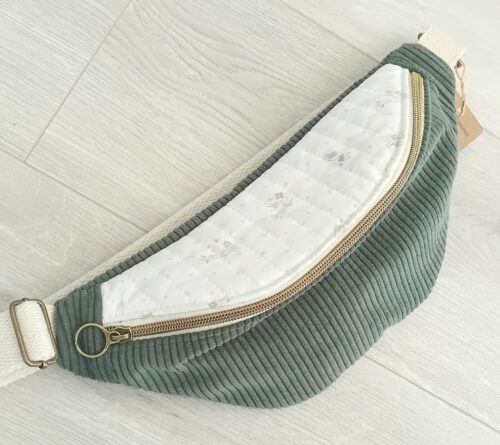 Sac banane vert et blanc, en velours côtelé et coton, un grand compartiment et une poche à l'intérieur, sangle en coton. Fait à la main, artisanal.