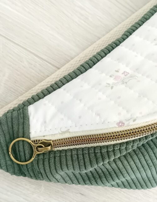 Sac banane vert et blanc, en velours côtelé et coton, un grand compartiment et une poche à l'intérieur, sangle en coton. Fait à la main, artisanal.