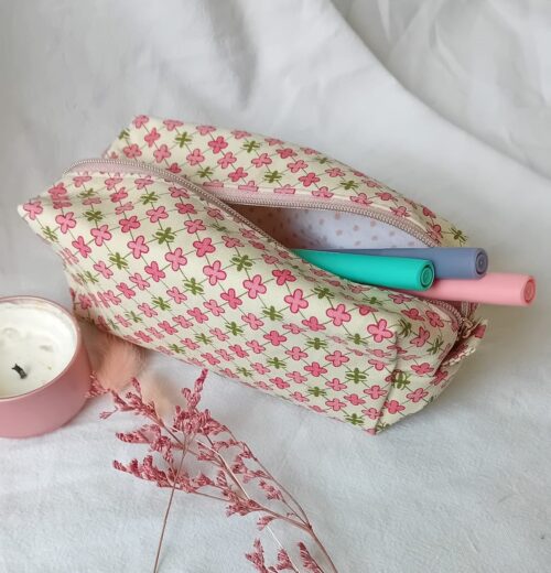Trousse multicolore ouverte en situation
