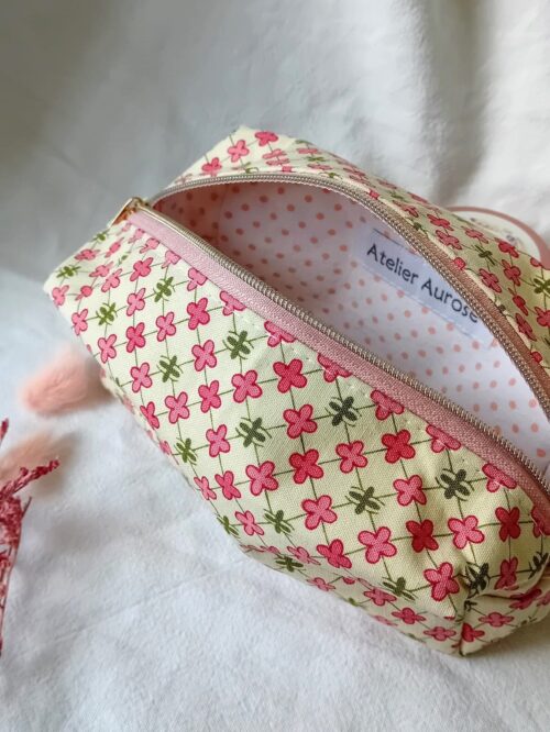 Trousse multicolore ouverte